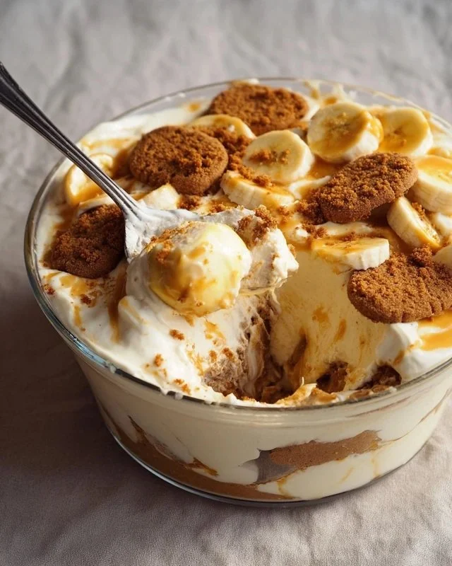 Delicious Biscoff banana pudding served in a glass dish