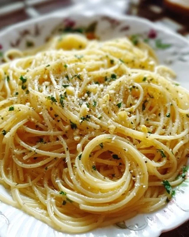 Spaghetti with garlic and olive oil served on a plate